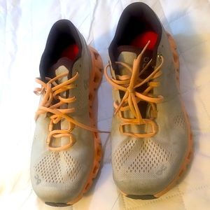 On Clouds. Women’s size 7. Multicolored.